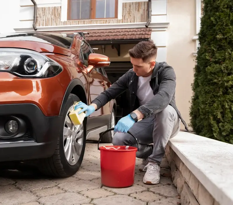 Lavage auto à domicile Moutiers-au-Perche : professionnel intervenant sur un véhicule